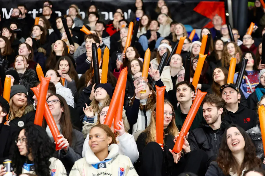 UNIted HK fans with inflatable thundersticks in the stands