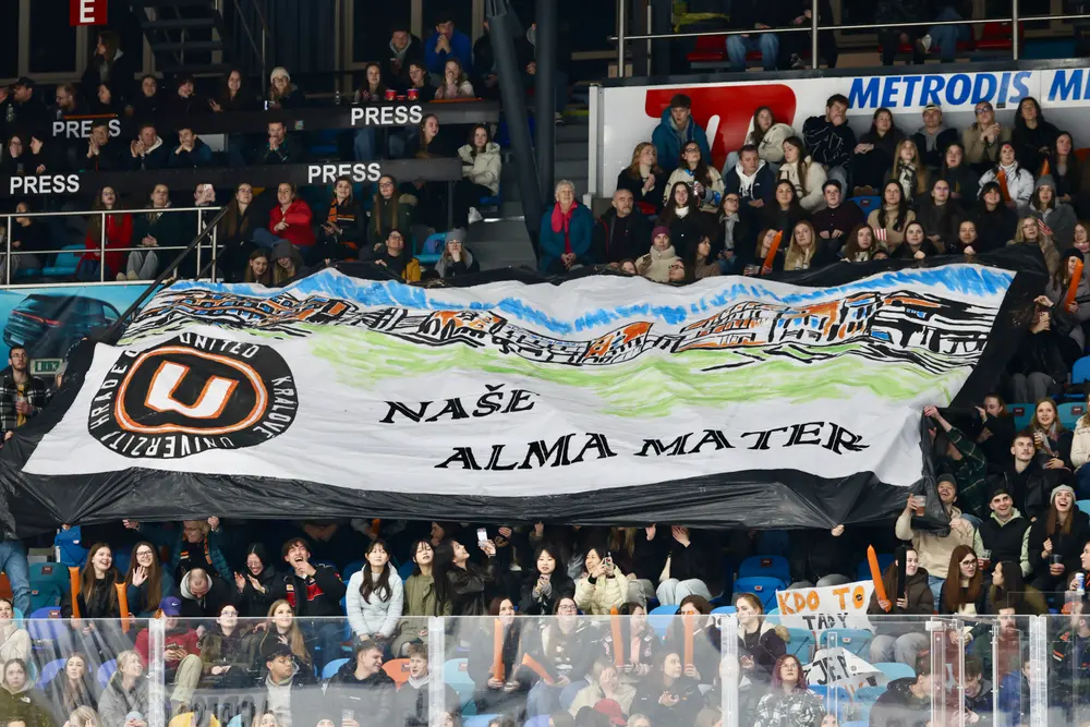 Fanoušci UNIted HK s tifem Naše Alma Mater v ČPP Aréně