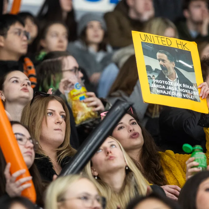 Fanoušci na tribuně drží ceduli UNIted HK
