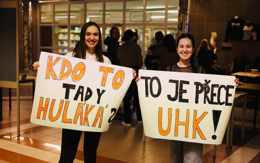 Fanoušci UNIted HK s vlastnoručně malovanými transparenty ve vestibulu